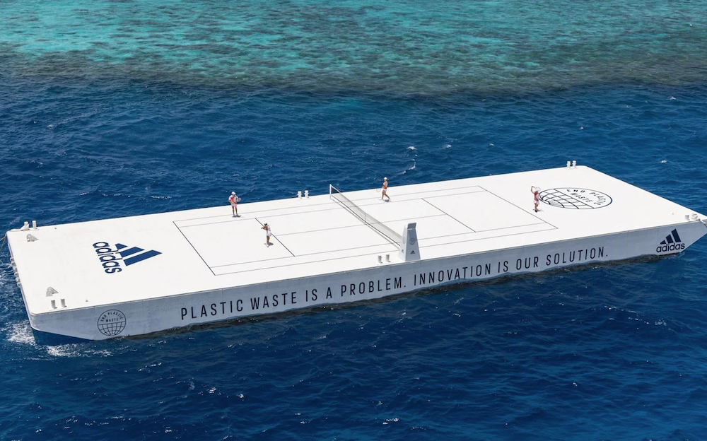 adidas 与环保组织 Parley for the Oceans 合作，在澳大利亚搭建漂浮再生塑料网球场