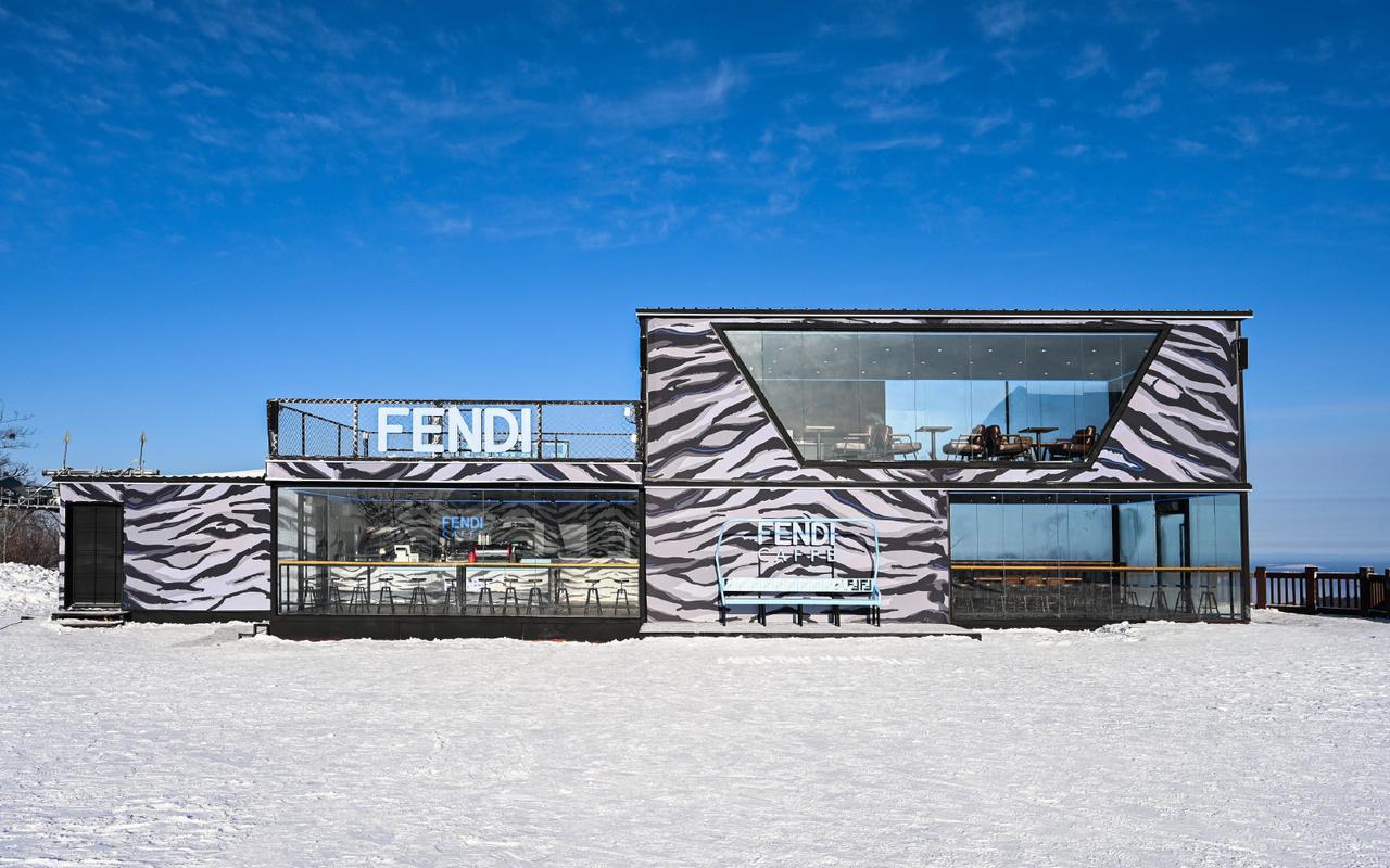 FENDI 推出品牌快闪空间及限时咖啡厅，并发售冬季运动胶囊系列