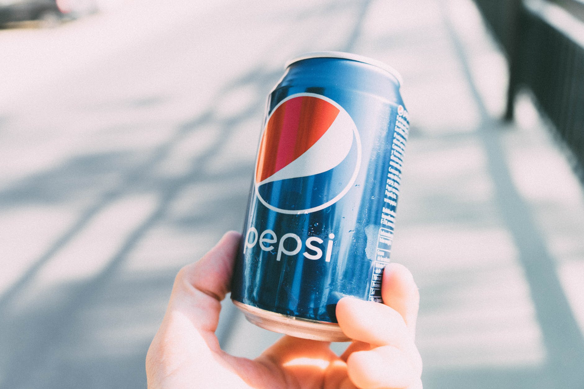 Pepsi  x Alexander Wang：推出百事可乐无糖限量罐和限量联名手袋