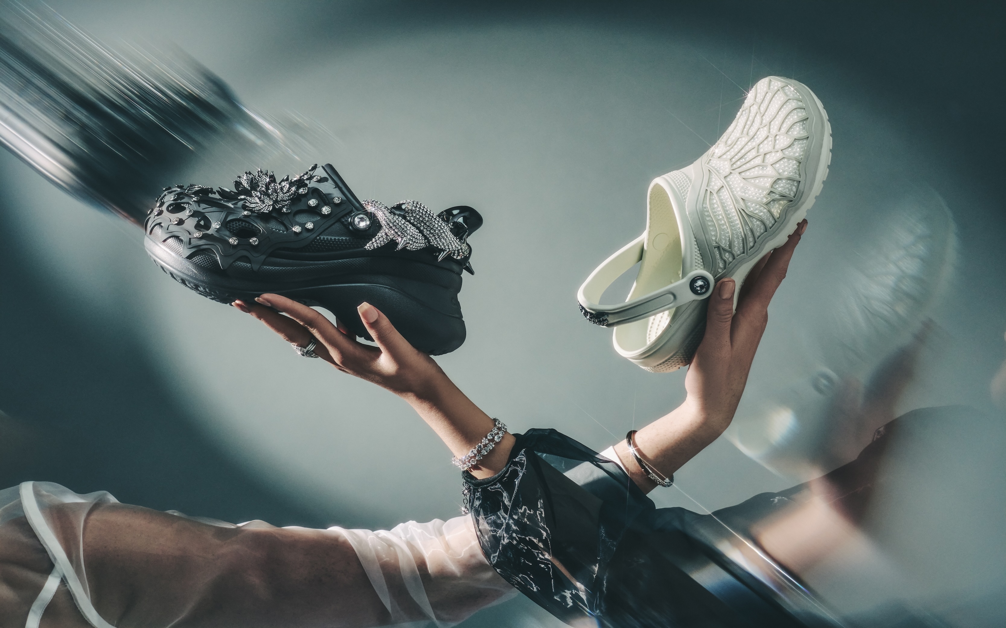 Crocs 卡骆驰携手 Swarovski® Crystals 以璀璨水晶重塑奢华舒适新定义