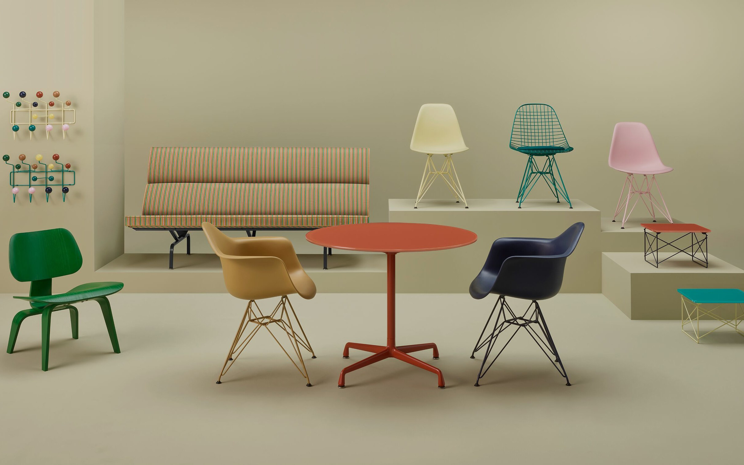 美国家居品牌 Herman Miller 和丹麦家居品牌 HAY 推出联名系列，致敬 Eames 经典设计