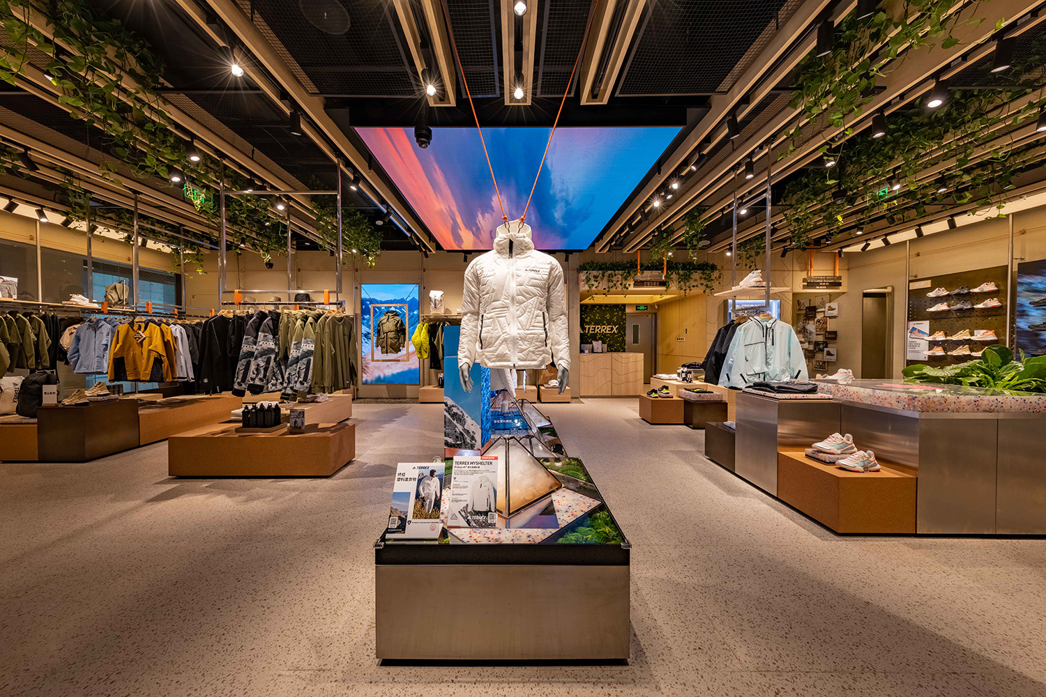 阿迪达斯旗下户外品牌 adidas TERREX 开设全国首家旗舰店，倡导环保减塑