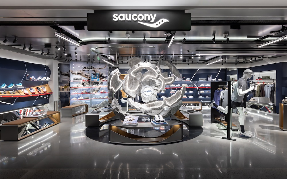 百年跑鞋品牌 Saucony 索康尼全球首家概念店于深圳万象城盛大启幕